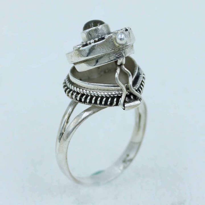 Anello in argento sterling con labradorite naturale per la vendita all'ingrosso da parte di Silvex Jewelry