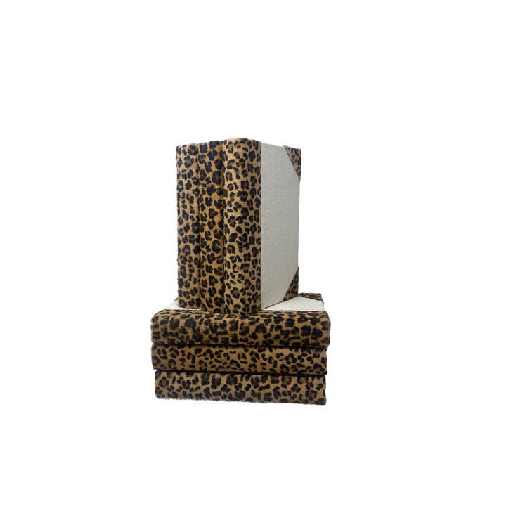 Ensemble de 6 volumes de livres décoratifs en peau de guépard (VH-CHEETAH-06) pour la vente par Vellum Home