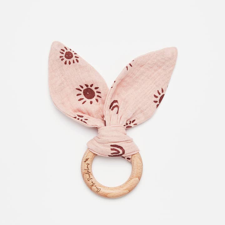 Anneau de dentition oreilles de lapin bio imprimé ensoleillé rose/prune pour la vente par Over the Dandelions
