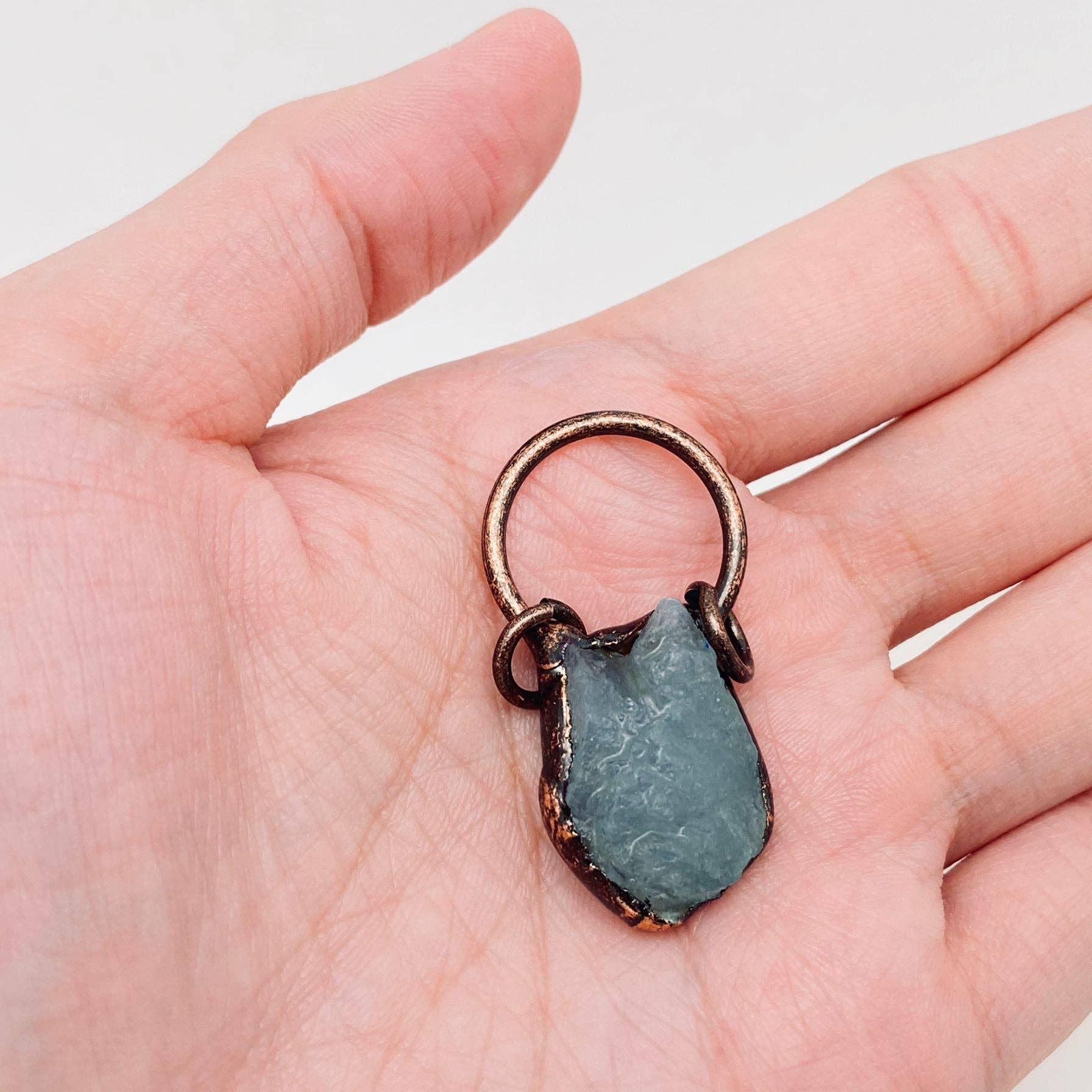 Mio Queena - Wholesale Spiritual Stone/Crystal - Multi-style Amorphous Natural Rough Stone Pendant - CS4