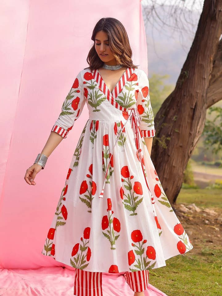 Phagun Roter Mohn Angrakha Kurta Hosen Set für den Großhandel von House of Amaya