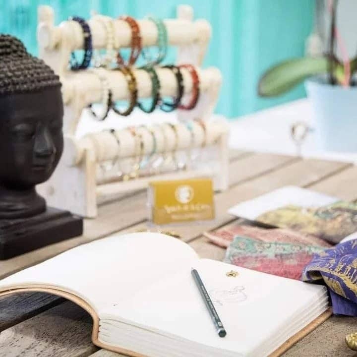 Anísch de la Cara – Pulseira com pendente por atacado – Dove of Peace - pulseira de seda amarelo-caramelo em tecido sari2