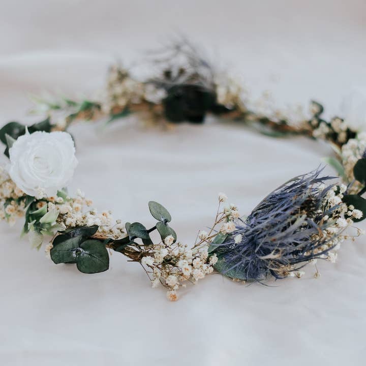 Echte getrocknete Distelkrone, getrockneter Eukalyptus und konservierte weiße Rosen mit Distelkrone, Boho-Blütenkrone, Brautkrone für den Großhandel von Hidden Botanics