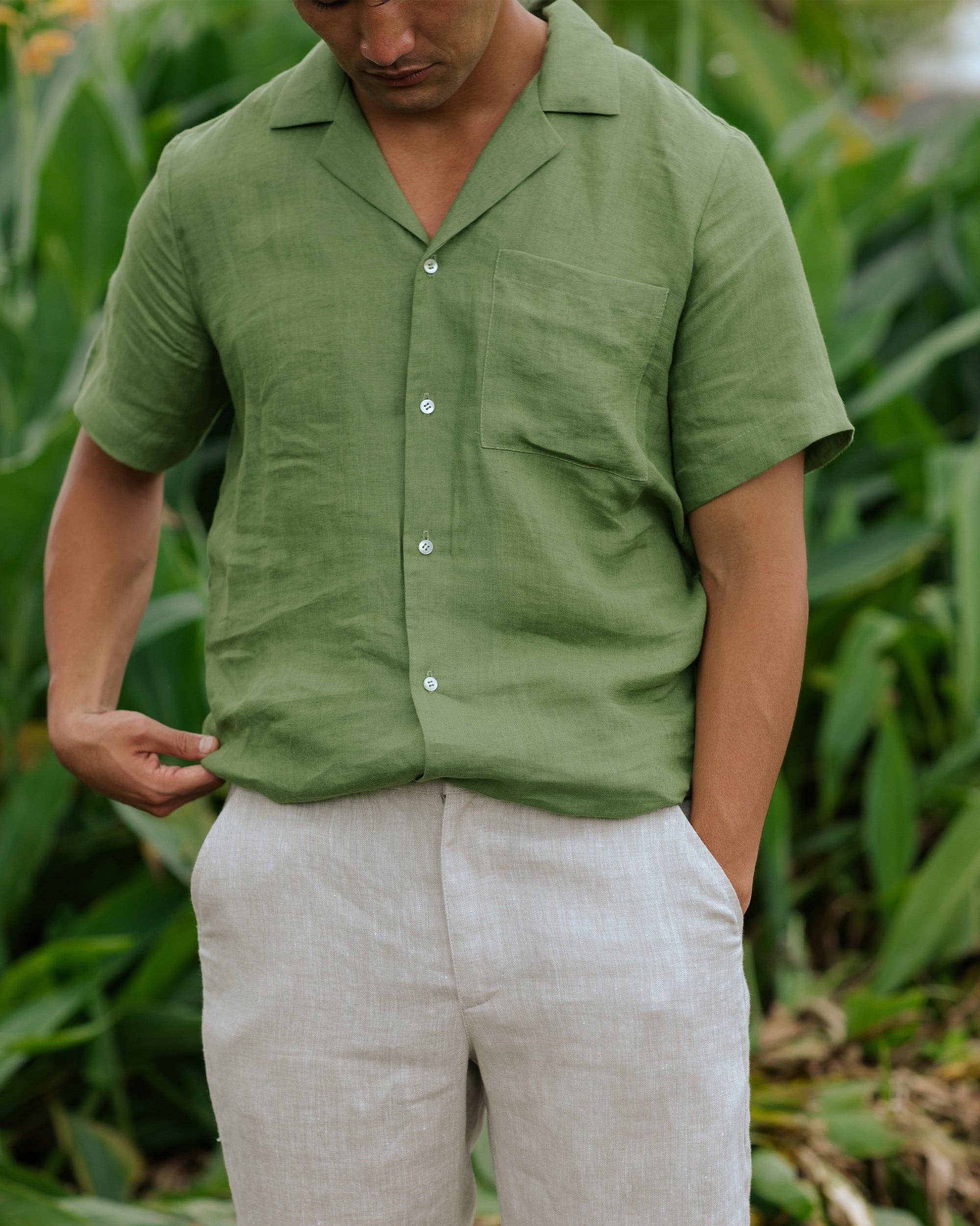 MagicLinen (We handle U.S. import procedures for you) – Großhandel Hemd mit Button-down-Kragen – Herren – Leichtes Herren-Leinenhemd HAWI mit kurzen Ärmeln in Waldgrün2