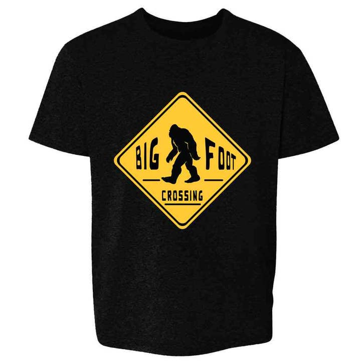 Camiseta divertida de Bigfoot Crossing Cryptid Sasquatch para niños y jóvenes para venta al por mayor de Pop Threads