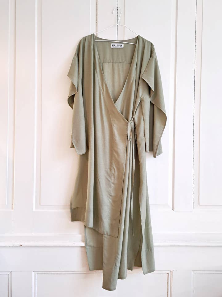 ROBE PORTEFEUILLE À CHEVEUX SOLID SAGE pour la vente par NINA YUUN
