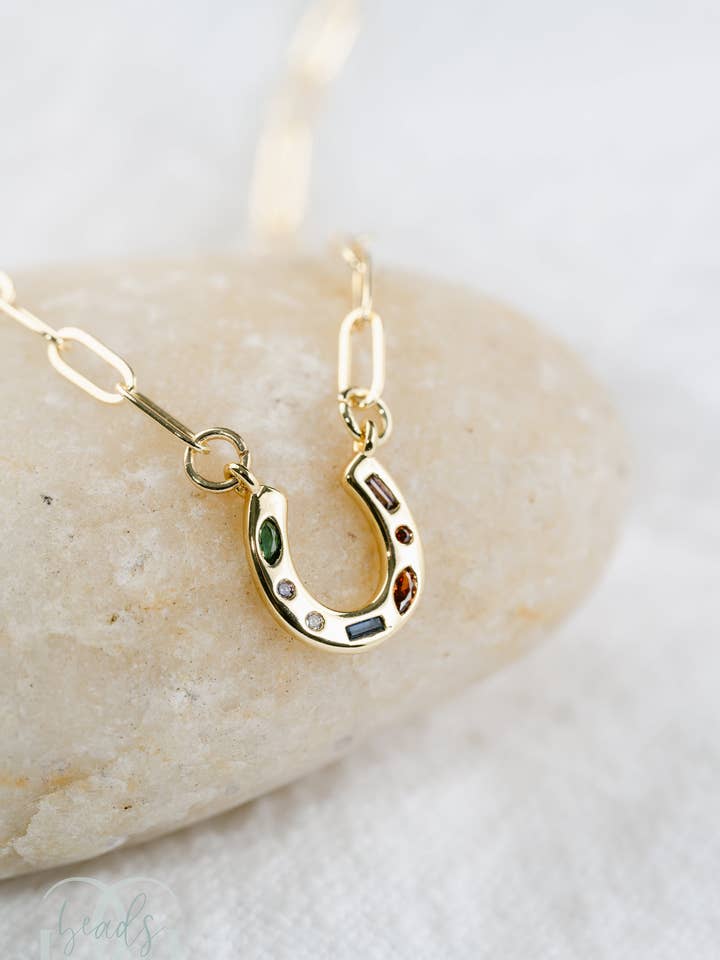 Lucky Break ketting met hoefijzer en gekleurde stenen voor wholesale door Grace Girl Beads