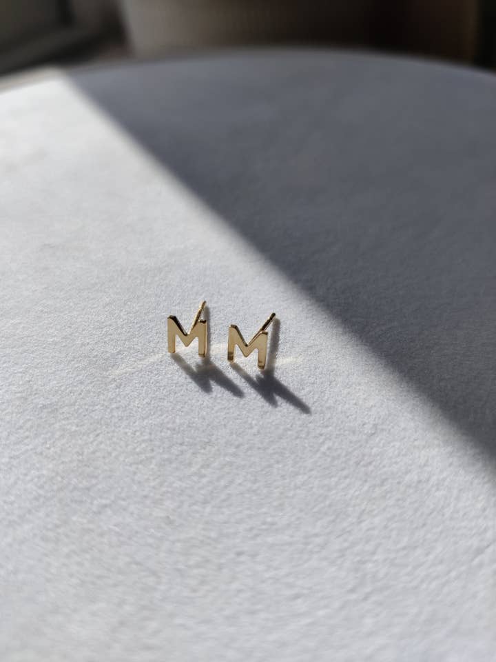 PREGOS INICIAIS DE LETRA PEQUENA por atacado de The Diamond Setter