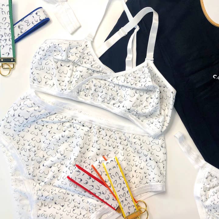 Hey Mavens! - Vente Brassière – femme - Bralette Stay Abreast//soutien-gorge cache-cœur souple à imprimé de seins1