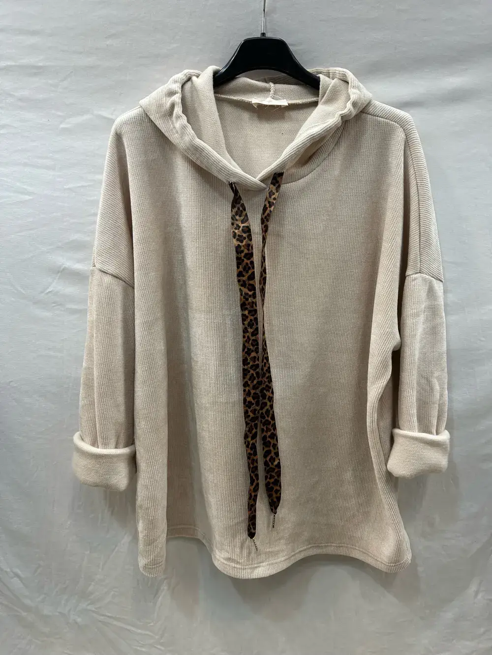 Mimi & Gogo – Großhandel Sweatshirt – Damen – Velourpullover mit Leoparden-Kordelzug0