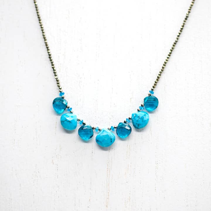 Collier à volants en turquoise et apatite pour la vente par Susan Roberts Jewelry