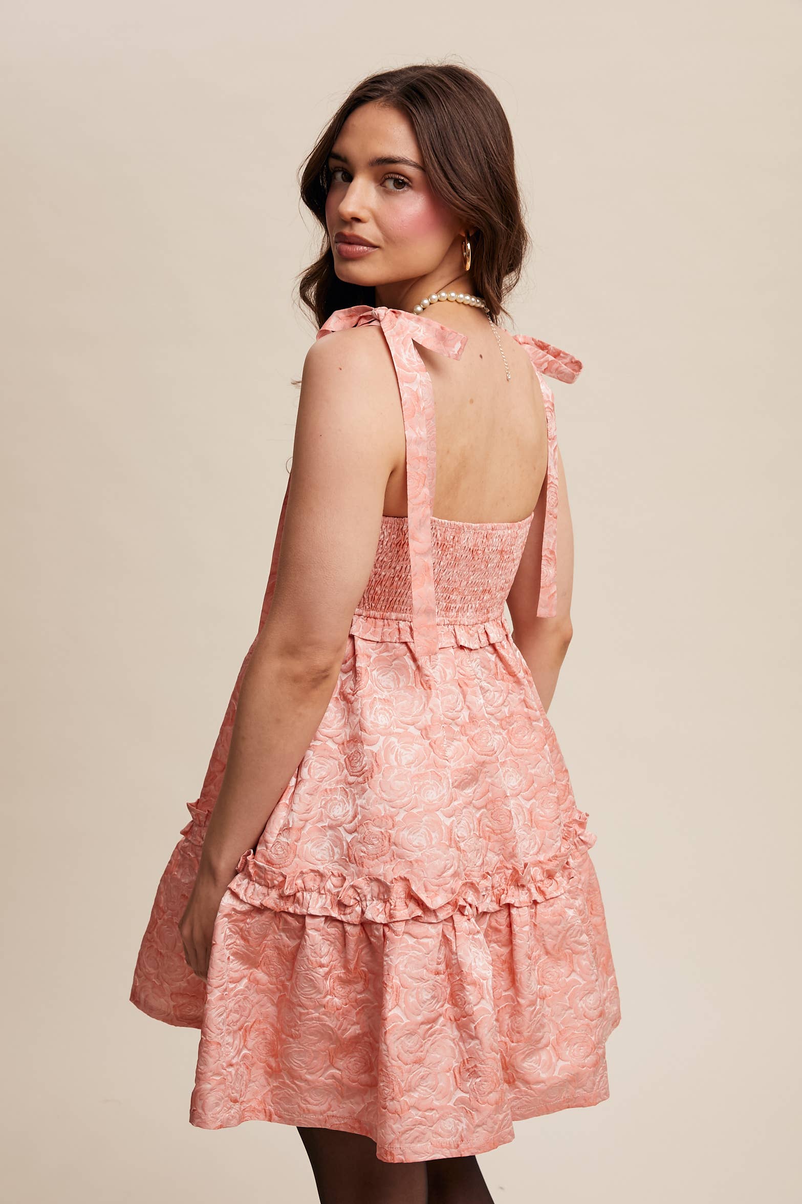 Listicle – Großhandel Kleid – Damen – Gesmoktes Minikleid mit Bindeträgern31