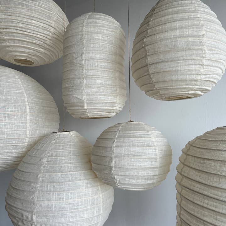 Office Objets - Wholesale Chandelier/Hanging Light - Medium round Japanese-style pendant light in rattan and natural linen D:4032