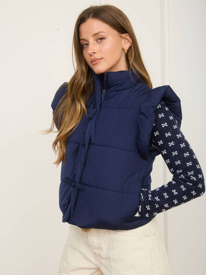 PUFFERBODYWARMER MET RITS, STRIKDETAIL EN FLUTTERMOUWEN voor wholesale door Blu Pepper