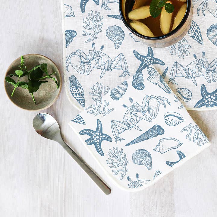 Lot de 4 serviettes cocktail en lin Crabe, coquillage, plage, mer pour la vente par Muse Textiles