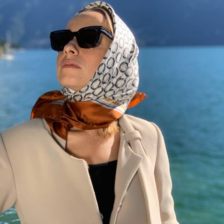 ÉCHARPE EN PURE SOIE 90X90 CM ANNEAUX DE COULEUR TERRE CUITE CODE 340 pour la vente par C.C.&Co.Srl