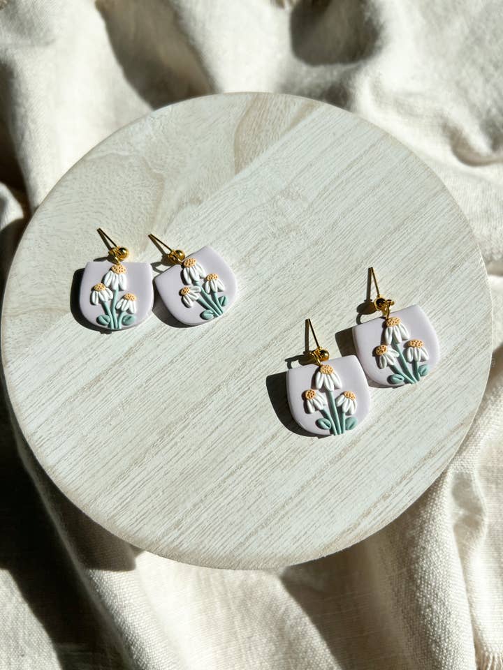 Pastelkleurige Daisy Dangles voor wholesale door The Playful Clay