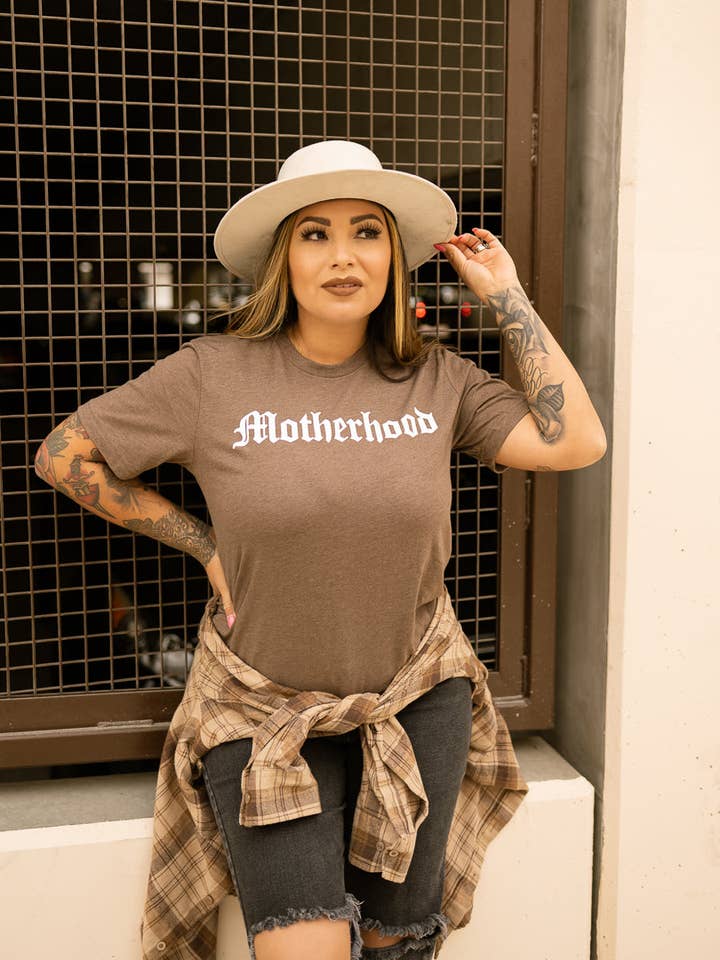 T-shirt marron Motherhood pour la vente par Honey & Rose Apparel