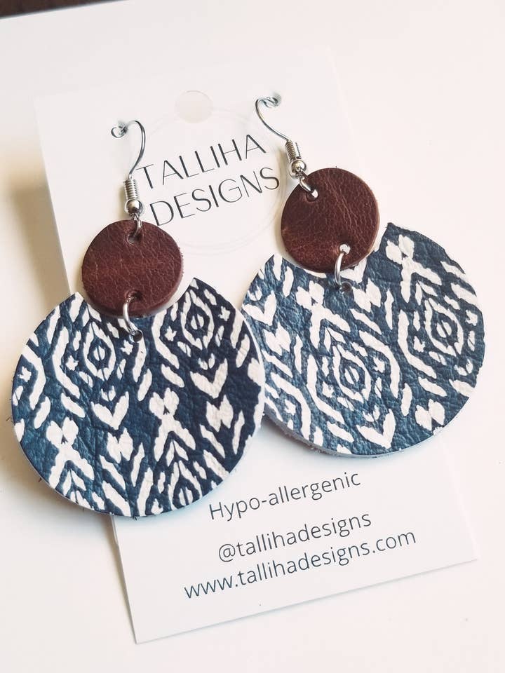 Pendientes Maggie de cuero genuino azul marino y blanco para venta al por mayor de Talliha Designs