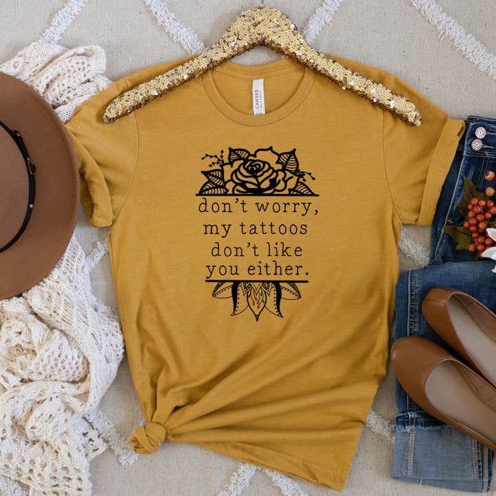 Camiseta com estampa My Tattoos Don't Like You Either por atacado de Londas Trendy Tees
