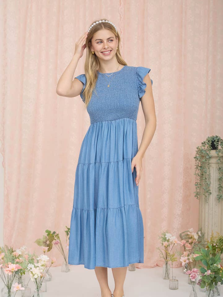 ROBE MIDI À ÉTAGES FUMÉE EN CHAMBRAY pour la vente par Blu Pepper