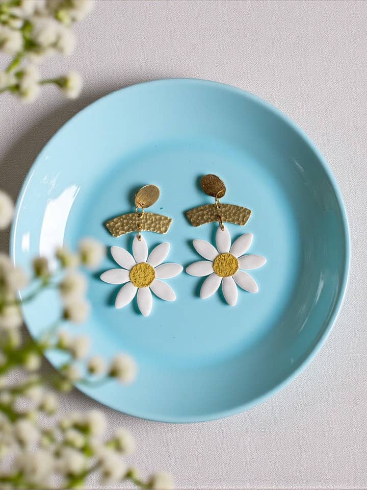 Daisy Dream Dangle pour la vente par Clay Dazing