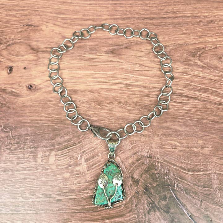 Collier Chaîne Pendentif Tibétain en Véritable Turquoise pour la vente par ZINC Designs