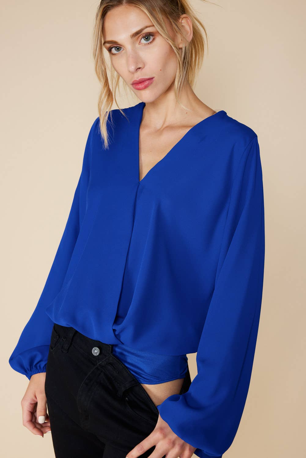 FSL Apparel - Venta al por mayor Blusa - Mujer - ST3474 - BODY TEJIDO CON CUELLO EN V Y MANGAS ABULLONADAS0