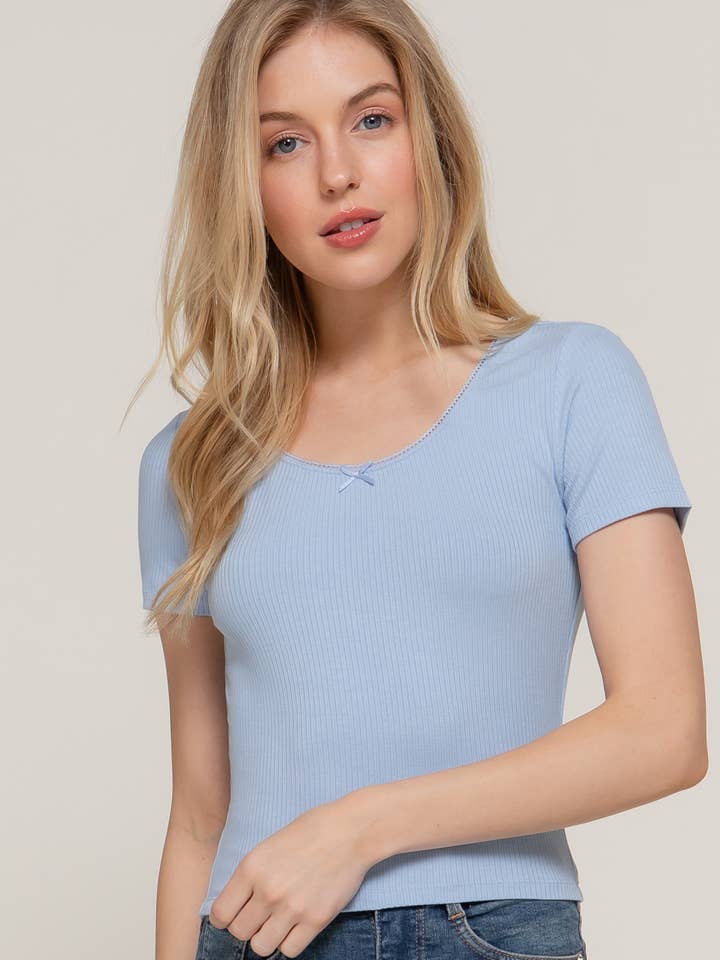 Active Basic | Active USA – wholesale Stickad topp - Dam – Kortärmad topp med rund halsringning, spets och satinrosett i ribbstickat tyg4