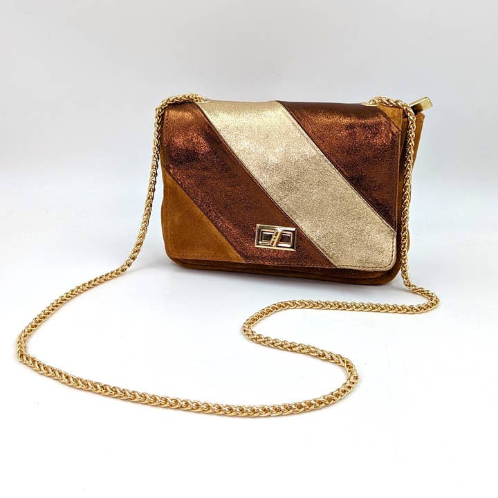 Pochette en daim avec panneaux diagonaux en cuir métallisé, bandoulière chaîne en corde réglable et fermoir à torsion. pour la vente par Tempest Designs
