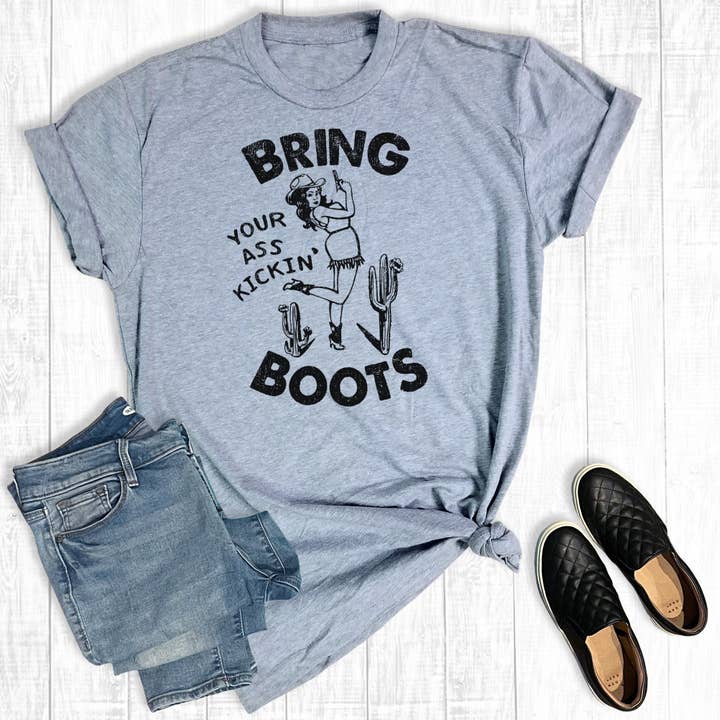 T-shirt con grafica Western Cowgirl Bring Your Boots per la vendita all'ingrosso da parte di The Way Down South