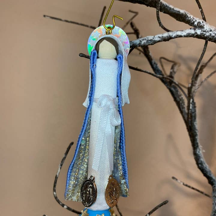 Our Saint Family – Engroshandel Pynt – Vor Frue af den mirakuløse medalje Trædukkeornament