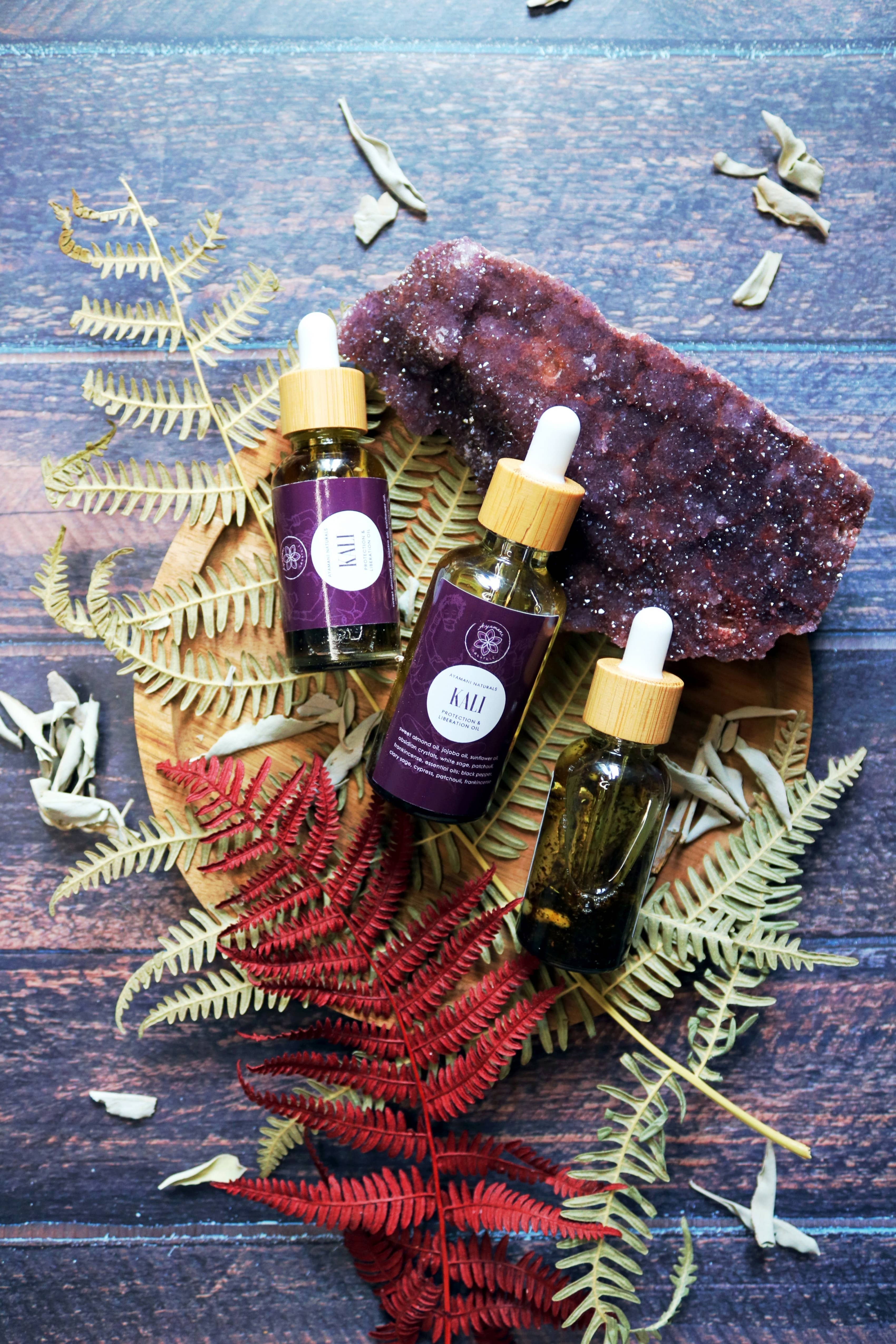 Ayamani Naturals - Vente Huile essentielle - Huile KALI | Huile rituelle et corporelle avec cristaux1