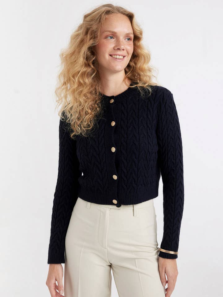 Cardigan à col rond coupe classique pour la vente par Virtue Trade