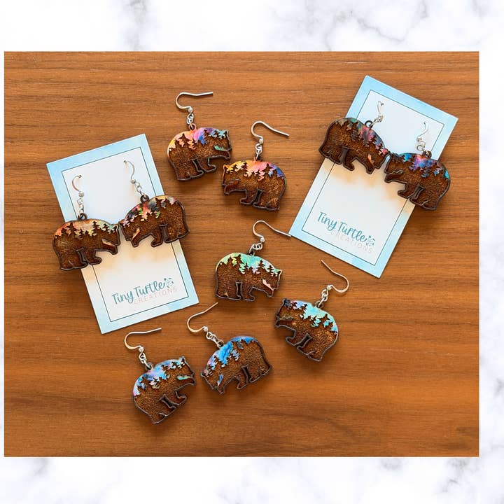Boucles d'oreilles en bois gravées Ours Aurore Contour de Forêt pour la vente par Tiny Turtle Creations
