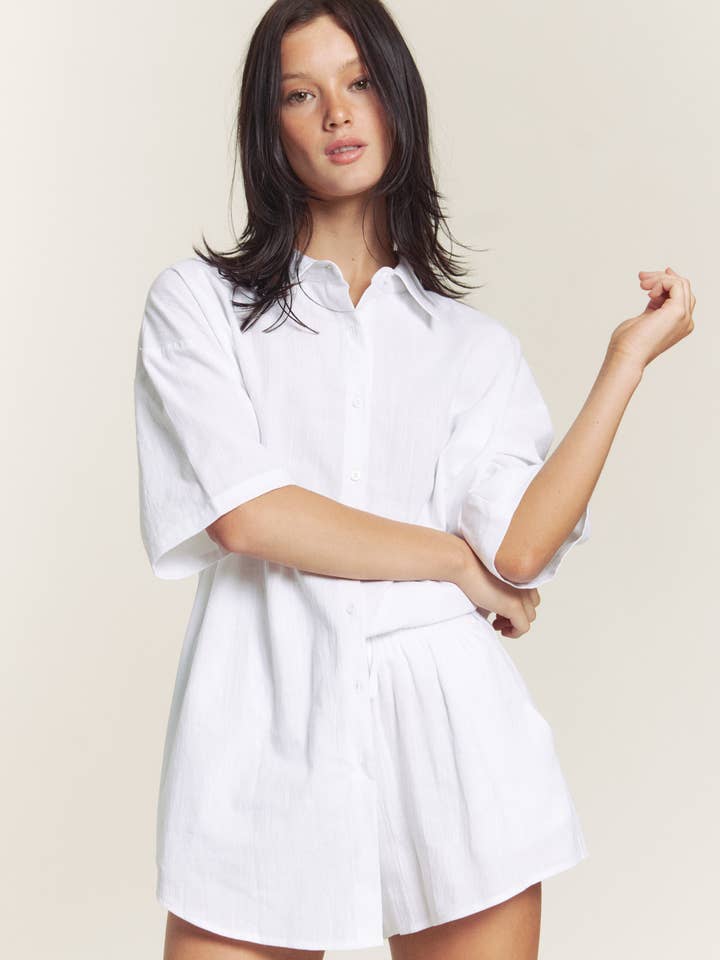 CAMISA DE LINHO COM BOTÃO DE BAIXO COM CONJUNTO DE SHORTS A COMBINAR por atacado de Hers & Mine