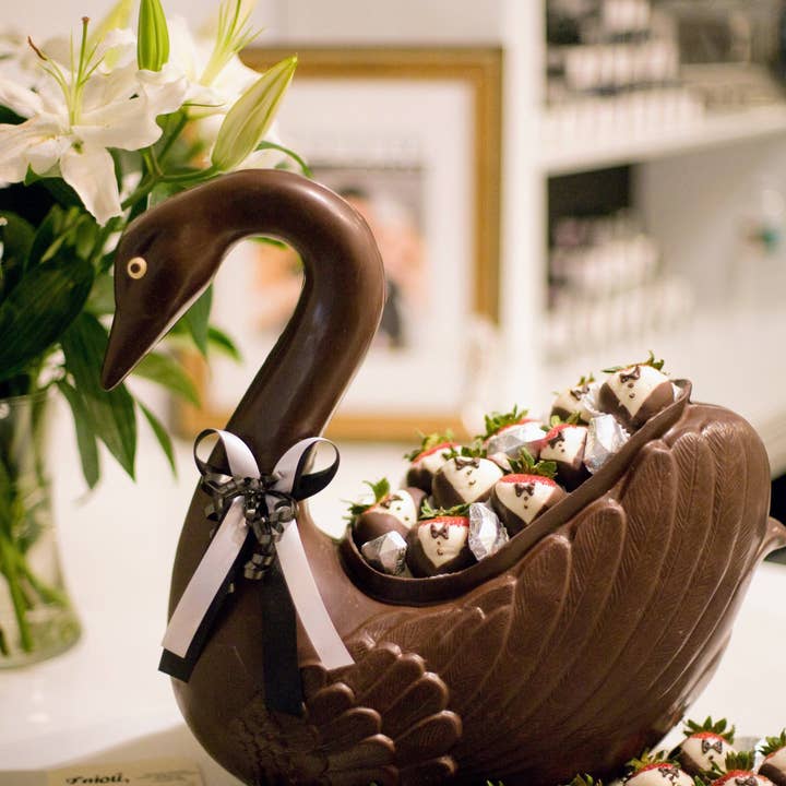 Centre de table cygne pour la vente par Enjou Chocolat