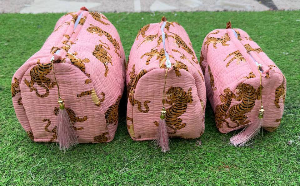 bhavnas boutique - Vente Trousses de maquillage/cosmétique - Trousse de toilette matelassée en coton rose clair avec imprimé tigre3