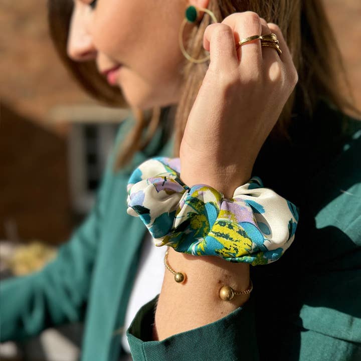 Laure Derrey – Scrunchie - Mulher por atacado – Chouchou MAEVA / poliéster estampado floral verde e turquesa2