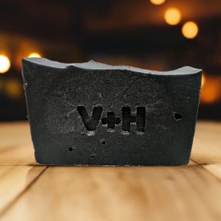 Black Forge Bar - Koltvål för ansikte och kropp för wholesale av Valor+Harvest