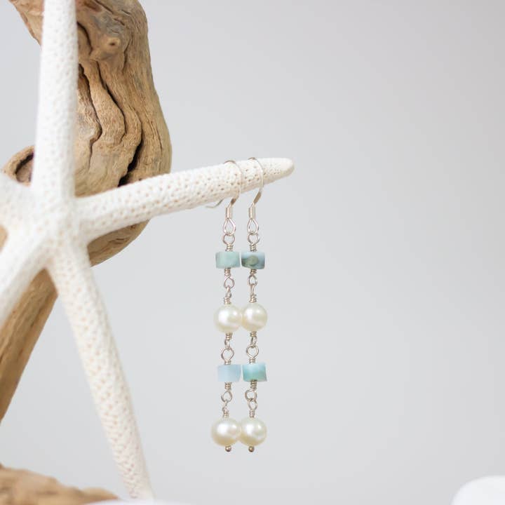Boucles d'oreilles pendantes « Lucia » en perles et Larimar pour la vente par Devi & Co