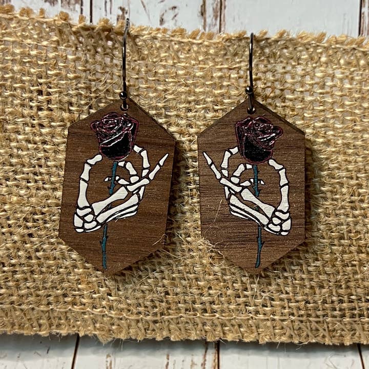 Skelet og sort rose håndmalede træøreringe for engroshandel hos Madelyn Louise Ink