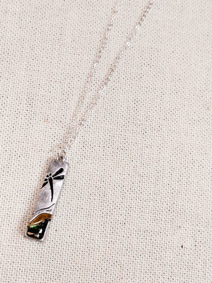 Collier à breloques en forme de libellule incrusté d'ormeau en métaux mixtes anciens pour la vente par Juniper Wish