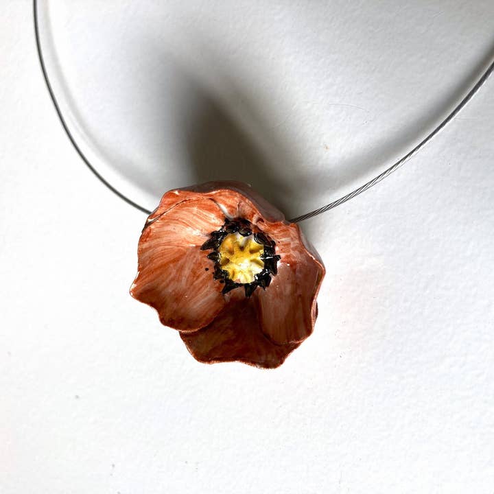 Halskæde med en rød valmue i stentøj for engroshandel hos L'Officina