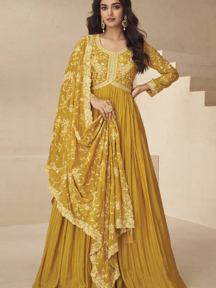 Robe Anarkali en soie de Chinon moutarde pour mariée indienne - Travail de broderie pour la vente par HATKE BRIDE