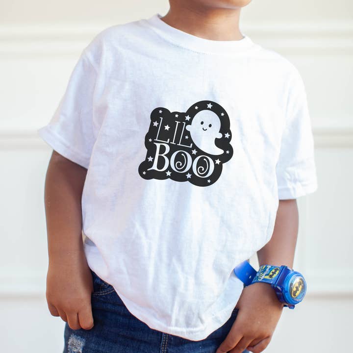 Lil Boo Grafisk T-shirt til unge XS-XL for engroshandel hos Shine Thrive Grow