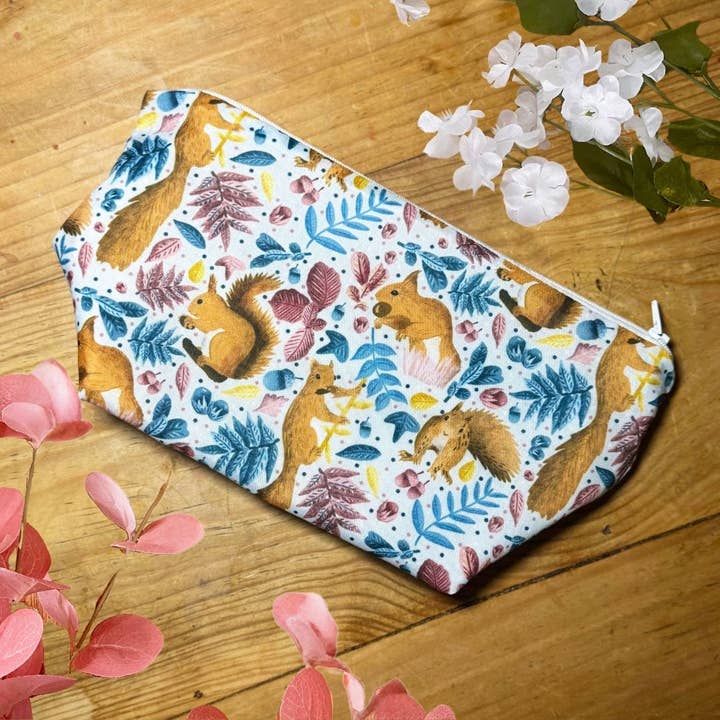 Trousse de toilette Écureuil rouge pour la vente par Tahlia Paige