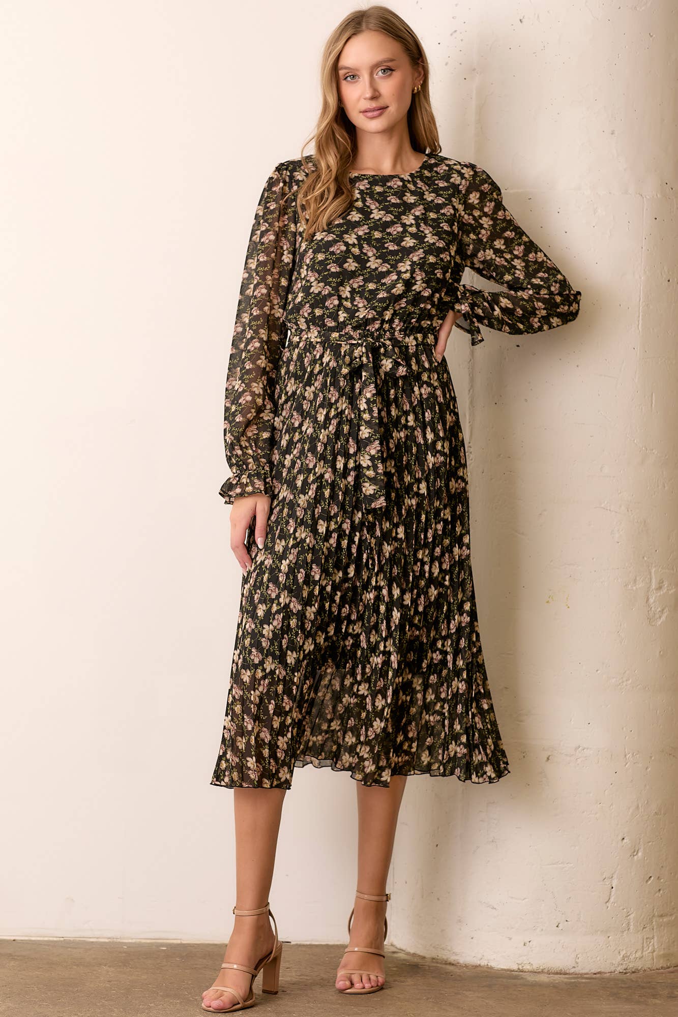 Polagram by Wellmade USA – Engroshandel Kjole - Dame – PLISSERET NEDERDEL MAXIKJOLE MED SELVBINDING I TALJEN0