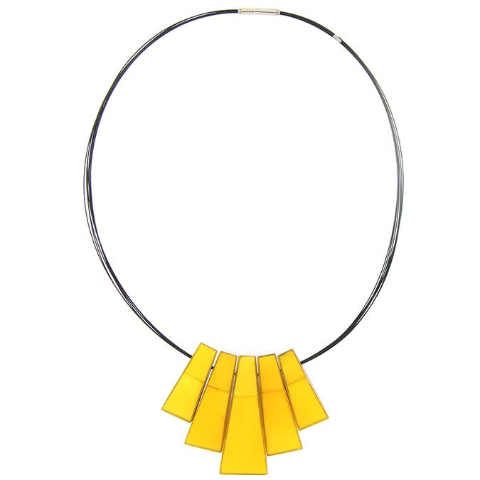 halsketting in schelp in hars voor wholesale door Culture Mix