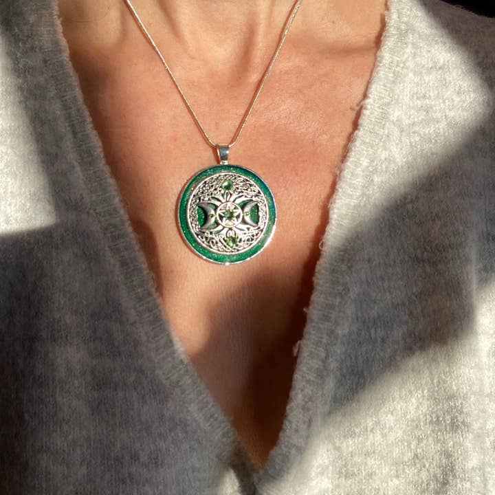 Elysium Pendants - Venta al por mayor Collares con colgantes/abalorios - Diosa, Triple diosa, Avalon, arte de resina, joyas de resina